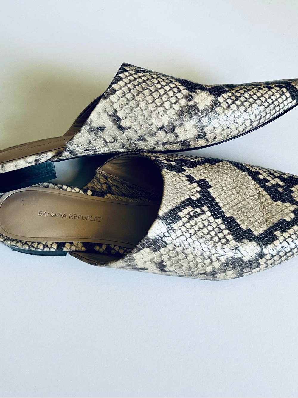 Banana Republic Sz 9 Women's Snake-Print Pointed Toe Mules in Black & White